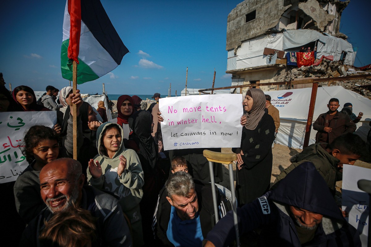 وقفة احتجاجية في غزة تطالب بتسريع جهود إعادة الإعمار وإدخال بيوت متنقلة بدلاً من الخيام التي لا تصلح للسكن في ظلّ موجة المنخفض الجوي التي تؤثر على قطاع غزة، 17 ديسمبر/كانون الأول 2025.صور: عمر أشتوي