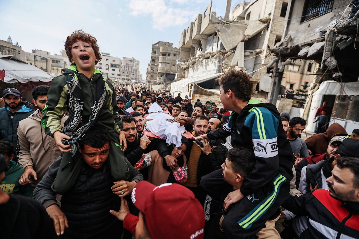 ودّع مواطنون فلسطينيون جثمان محمد بكر (35 عامًا)، وهو صياد، بعد استشهاده بنيران البحرية الإسرائيلية التي استهدفت قوارب صيد قبالة سواحل مدينة غزة، في 30 ديسمبر/كانون الأول 2025. صورة: عمر أشتوي