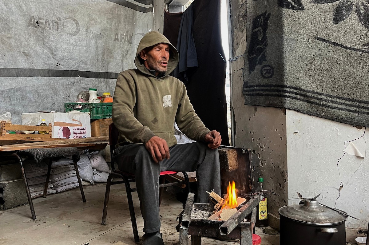 يعيش أشرف وشادية السرساوي مع أحفادهما العشرة داخل خيمة مؤقتة نُصبت في مبنى غير آمن إنشائياً غرب مدينة غزة، وسط تدهور الأوضاع الإنسانية.18 ديسمبر/كانون الأول 2025. صورة: مطر الزاق