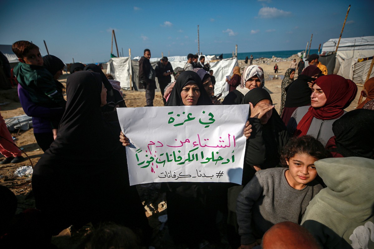 وقفة احتجاجية في غزة تطالب بتسريع جهود إعادة الإعمار وإدخال بيوت متنقلة بدلاً من الخيام التي لا تصلح للسكن في ظلّ موجة المنخفض الجوي التي تؤثر على قطاع غزة، 17 ديسمبر/كانون الأول 2025.صور: عمر أشتوي