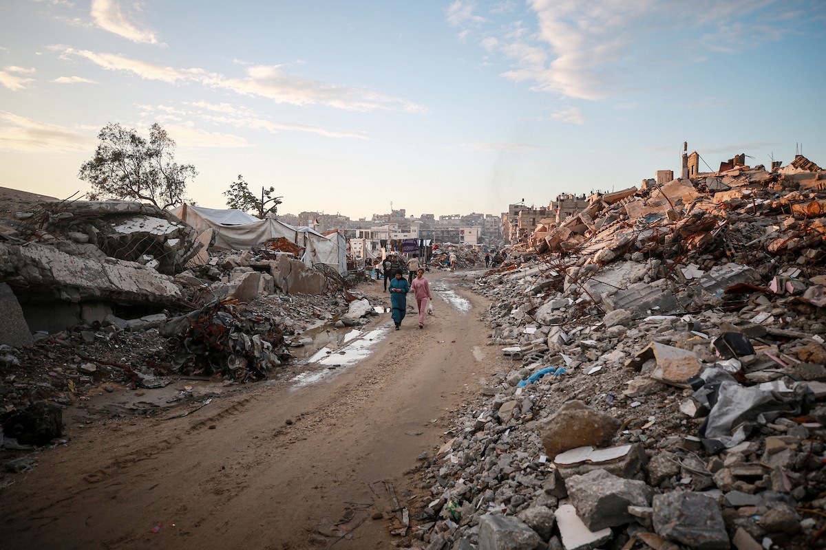 يحاول الفلسطينيون الحفاظ على حياتهم اليومية في مبانٍ مدمرة جزئيًا بعد أن غمرت الأمطار الغزيرة الخيام التي تؤوي نازحين في جباليا، شمال قطاع غزة، في 14 ديسمبر/كانون الأول 2025. صور: عمر أشتوي