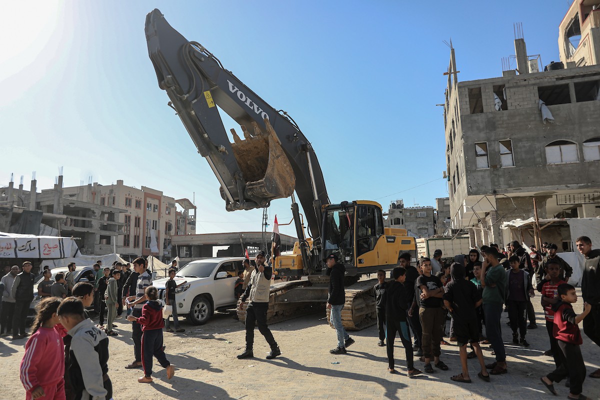 تُجري كتائب القسام واللجنة الدولية للصليب الأحمر ووفد مصري جهود بحث لانتشال جثث أسرى إسرائيليين في جباليا شمال قطاع غزة في الأول من ديسمبر/كانون الأول 2025