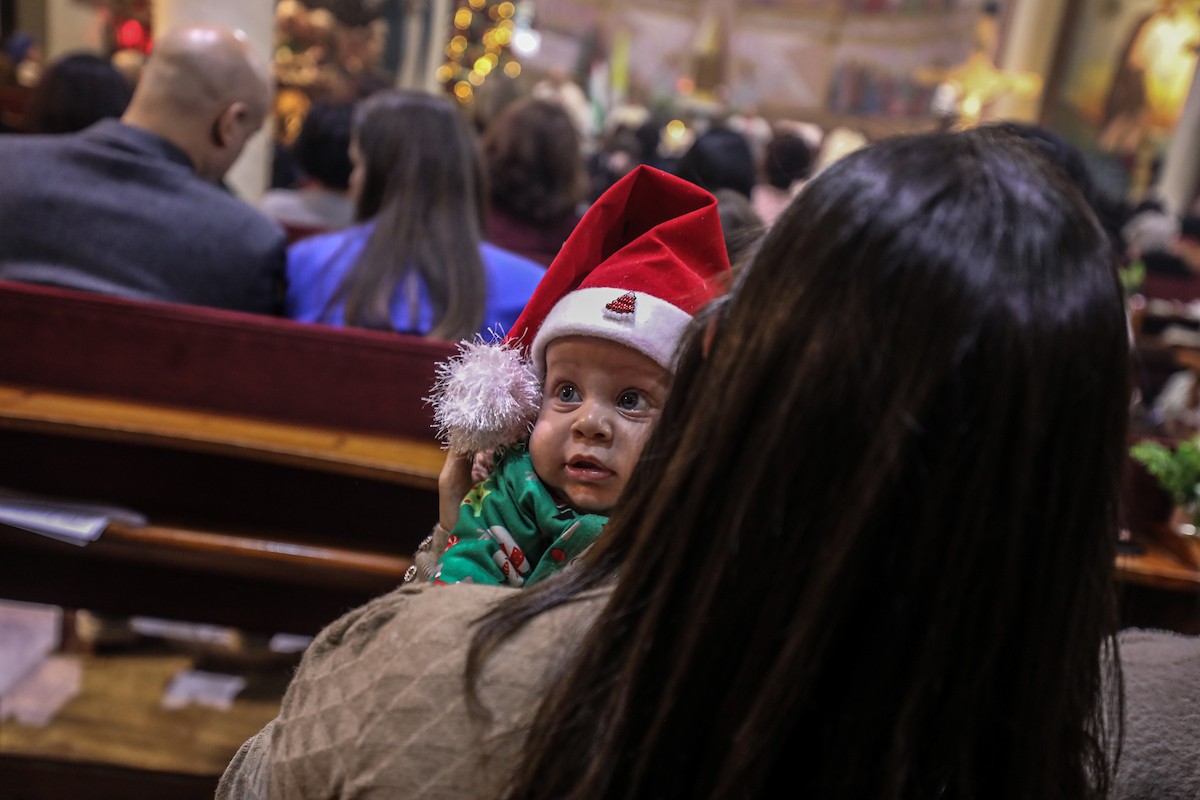 مسيحيون فلسطينيون يحضرون قداس عيد الميلاد في الدير اللاتيني بمدينة غزة في 24 ديسمبر/كانون الأول 2025. صورة: عمر أشتوي