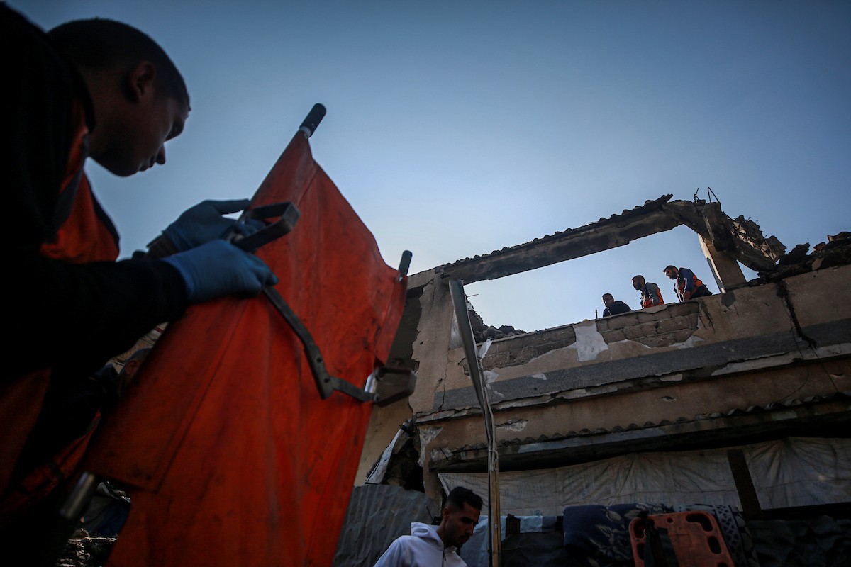 عمليات بحث وإنقاذ في مبنى سكني انهار في مخيم الشاطئ، مدينة غزة، 16 ديسمبر/كانون الأول 2025. صورة: عمر أشتوي