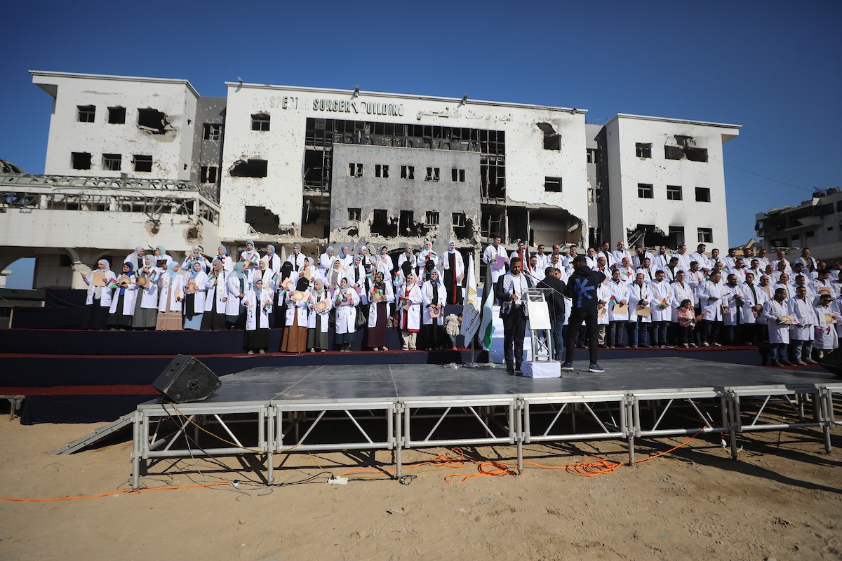 حفل تخرج للأطباء الحاصلين على البورد الفلسطيني في ساحة  الشفاء بمدينة غزة، 25 ديسمبر/كانون الأول 2025.تصوير: عمر أشتوي