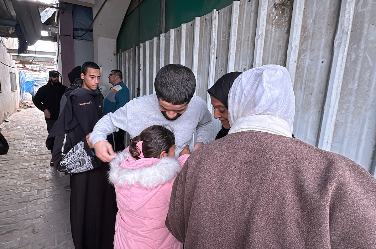 نقل أسرى فلسطينيين أفرج عنهم الجيش الإسرائيلي بواسطة سيارات تابعة للصليب الأحمر إلى مستشفى شهداء الأقصى لإجراء فحوصات طبية في دير البلح، وسط قطاع غزة، بتاريخ 28 ديسمبر/كانون الأول 2025. تصوير: أحمد إبراهيم