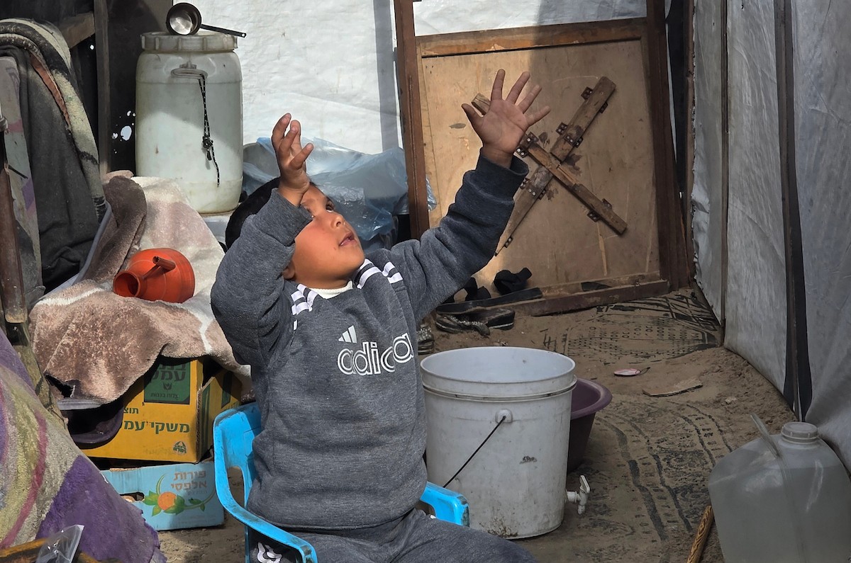 أطفالٌ نجوا من الحرب، تيتموا عن آبائهم وأمهاتهم، يتطلعون إلى عام ٢٠٢٦ بأملٍ كبير، حاملين أحلامًا بسيطة بسلامٍ آمنٍ ودائم، خان يونس، جنوب قطاع غزة، ٣٠ ديسمبر ٢٠٢٥، تصوير: طارق محمد (APA )