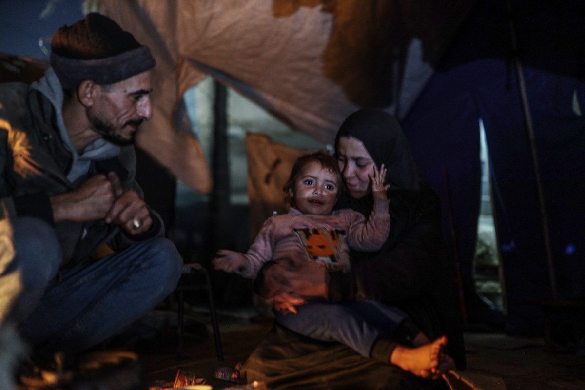 عائلات نازحة تتجمع حول النار للتدفئة في مدينة غزة في ظل الأجواء الباردة، 30 ديسمبر/كانون الأول 2025. تصوير: عمر أشتوي
