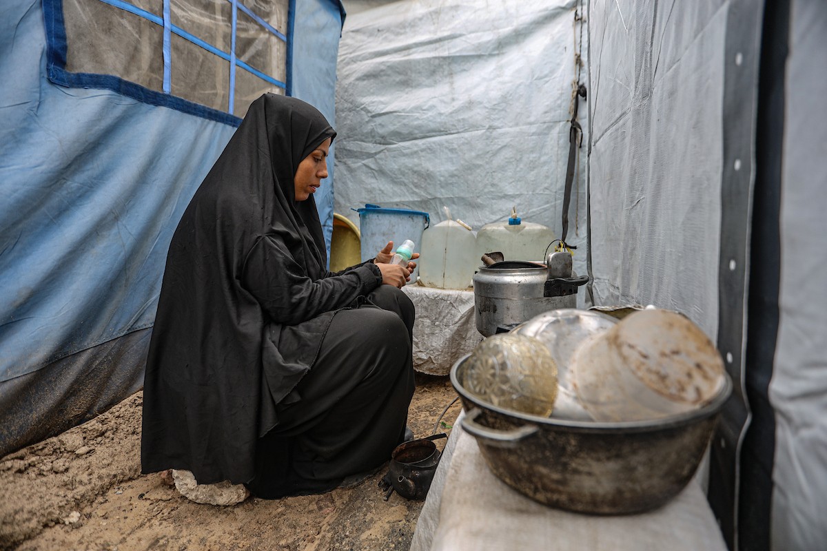 عائلة فلسطينية نازحة مكونة من ستة أفراد  تكافح وسط ظروف غير إنسانية من أجل حماية أطفالها من أجواء الشتاء القارس في  خيمة مهترئة بملعب اليرموك في مدينة غزة، 29 ديسمبر/كانون الأول 2025 صورة: عمر أشتوي