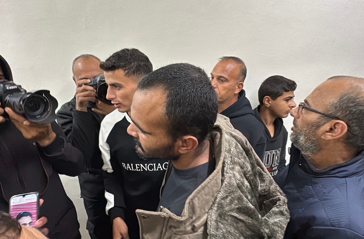 ُنقل أسرى فلسطينيون أُفرج عنهم من قبل الجيش الإسرائيلي إلى مستشفى شهداء الأقصى لإجراء فحوصات طبية، دير البلح، بتاريخ 17 ديسمبر/كانون الأول 2025. (صورة: أحمد إبراهيم/وكالة الأنباء الفلسطينية)