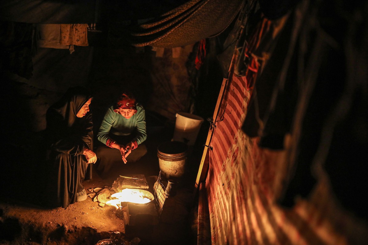 يعيش الفلسطينيون حياتهم اليومية الصعبة ليلاً في خيام نصبت في شوارع مدينة غزة، 5 ديسمبر/كانون الأول 2025.تصوير: عمر أشتوي