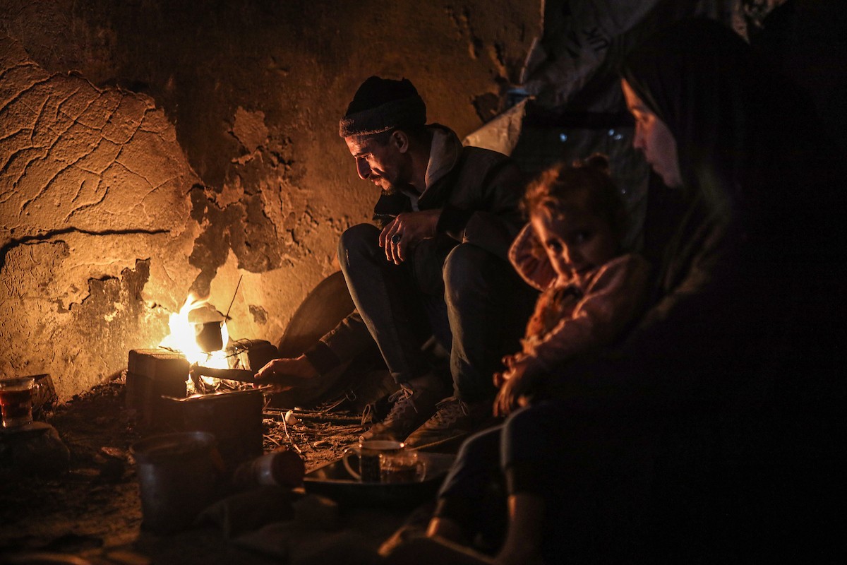 عائلات نازحة تتجمع حول النار للتدفئة في مدينة غزة في ظل الأجواء الباردة، 30 ديسمبر/كانون الأول 2025. تصوير: عمر أشتوي