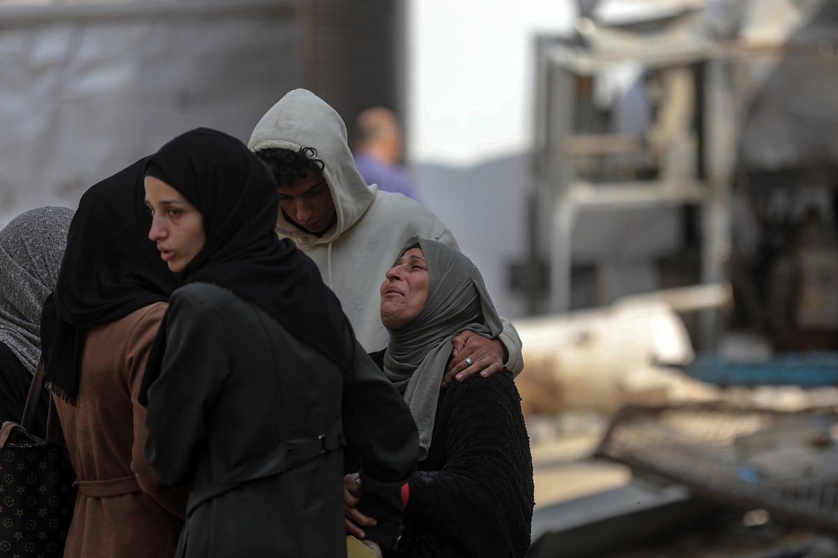 فلسطينيون ينعون ويحملون جثامين عدد من القتلى في غارة إسرائيلية على بيت لاهيا، بينهم أحد عناصر الدفاع المدني، خلال جنازة في مستشفى الشفاء بمدينة غزة