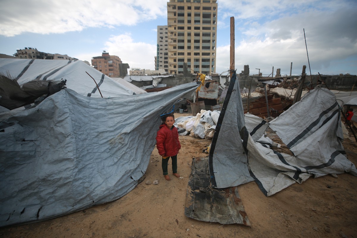 تعيش عائلات فلسطينية نازحة في خيام مهترئة غرب مدينة غزة، 28 ديسمبر/كانون الأول 2025. تصوير: عمر أشتوي