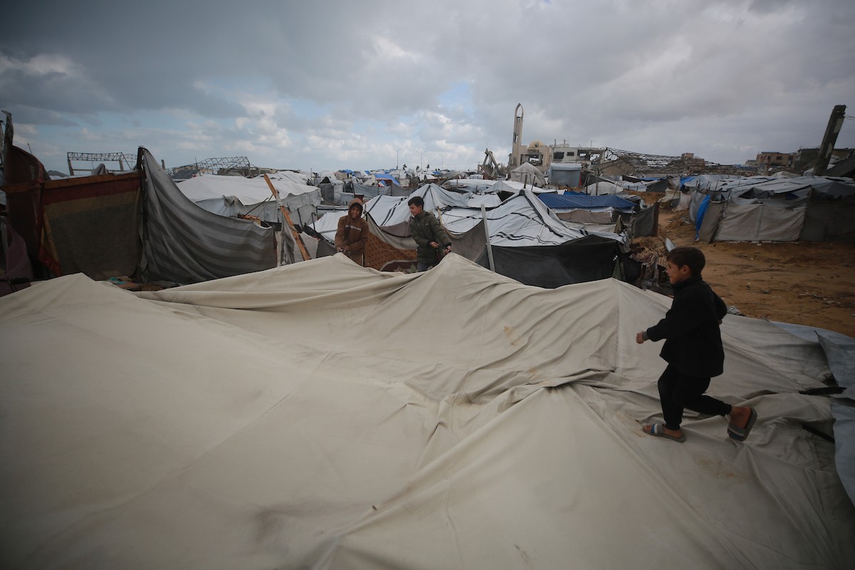 تعيش عائلات فلسطينية نازحة في خيام مهترئة غرب مدينة غزة، 28 ديسمبر/كانون الأول 2025. تصوير: عمر أشتوي