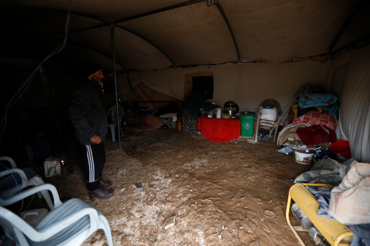 مياه الأمطار تغمر خيمة عائلة حرب التي أقامتها على أنقاض منزلهم الذي هدمه الجيش الإسرائيلي في 9 ديسمبر، في منطقة خلات الفرا، غرب يطا، جنوب الخليل، 29 ديسمبر/كانون الأول 2025. تصوير: مأمون وزواز