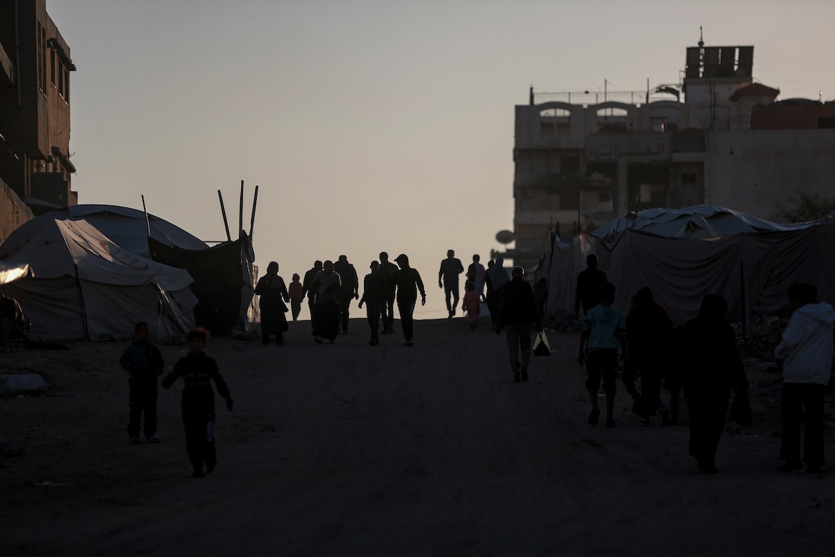 يواصل الفلسطينيون حياتهم اليومية في ظل ظروف صعبة في مدارس الأونروا بمدينة غزة في الأول من ديسمبر/كانون الأول 2025