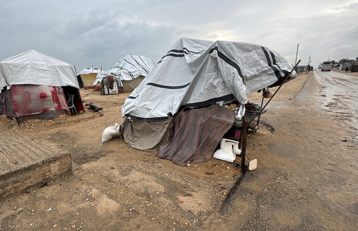 يُعاني الفلسطينيون من الفيضانات التي أعقبت هطول أمطار غزيرة على دير البلح