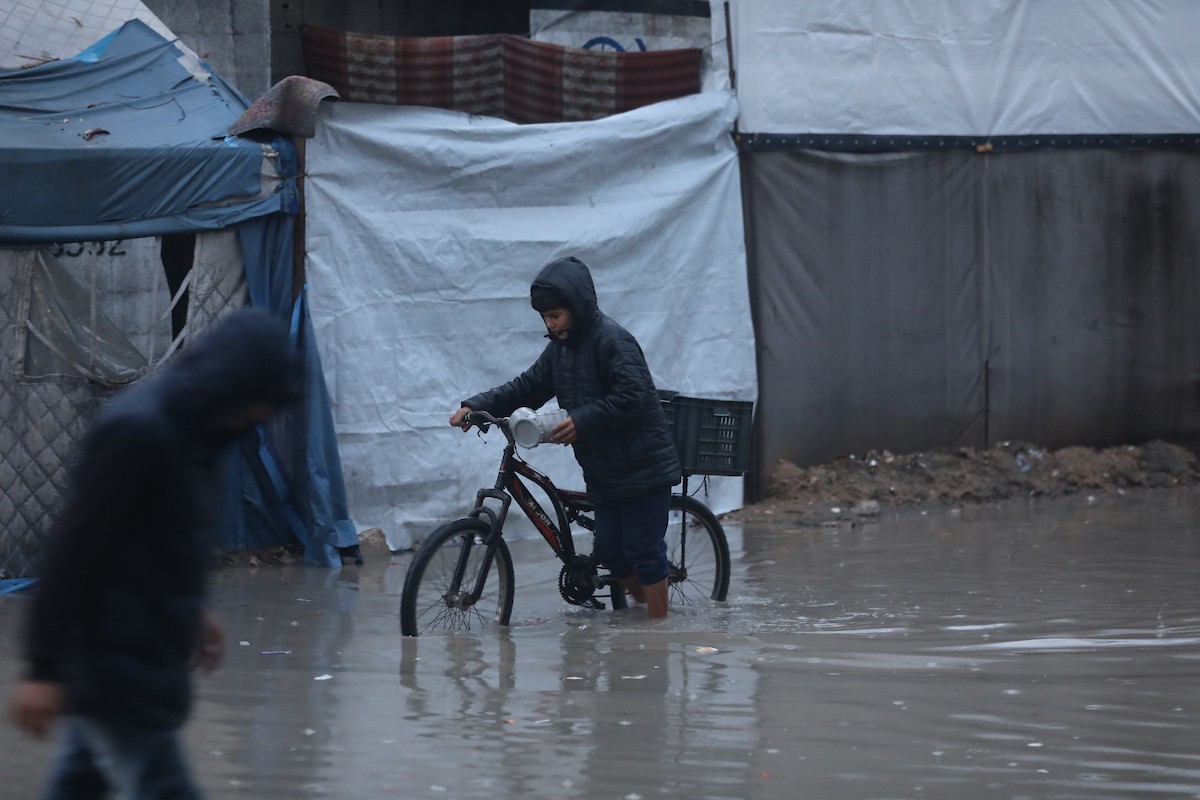 النازحون الفلسطينيون يواجهون برداً قارساً في الخيام بمدينة غزة، 15 ديسمبر/كانون الأول 2025. تصوير: عمر أشتوي