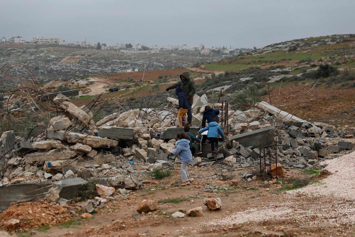 مياه الأمطار تغمر خيمة عائلة حرب التي أقامتها على أنقاض منزلهم الذي هدمه الجيش الإسرائيلي في 9 ديسمبر، في منطقة خلات الفرا، غرب يطا، جنوب الخليل، 29 ديسمبر/كانون الأول 2025. تصوير: مأمون وزواز