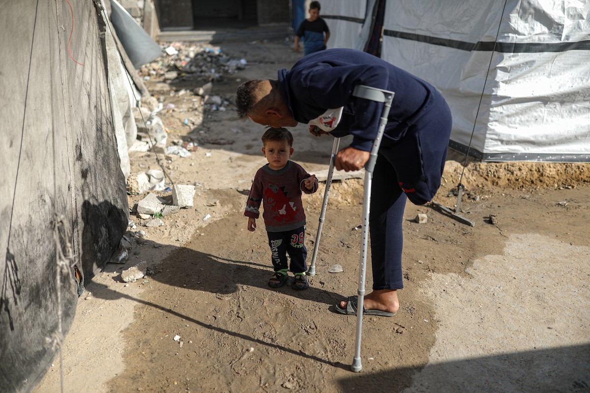 مجدي ريحان، الفلسطيني مبتور الساق، البالغ من العمر 44 عامًا، يعيش مع أطفاله الأربعة في مخيم جباليا شمال غزة بعد استشهاد (6).jpg