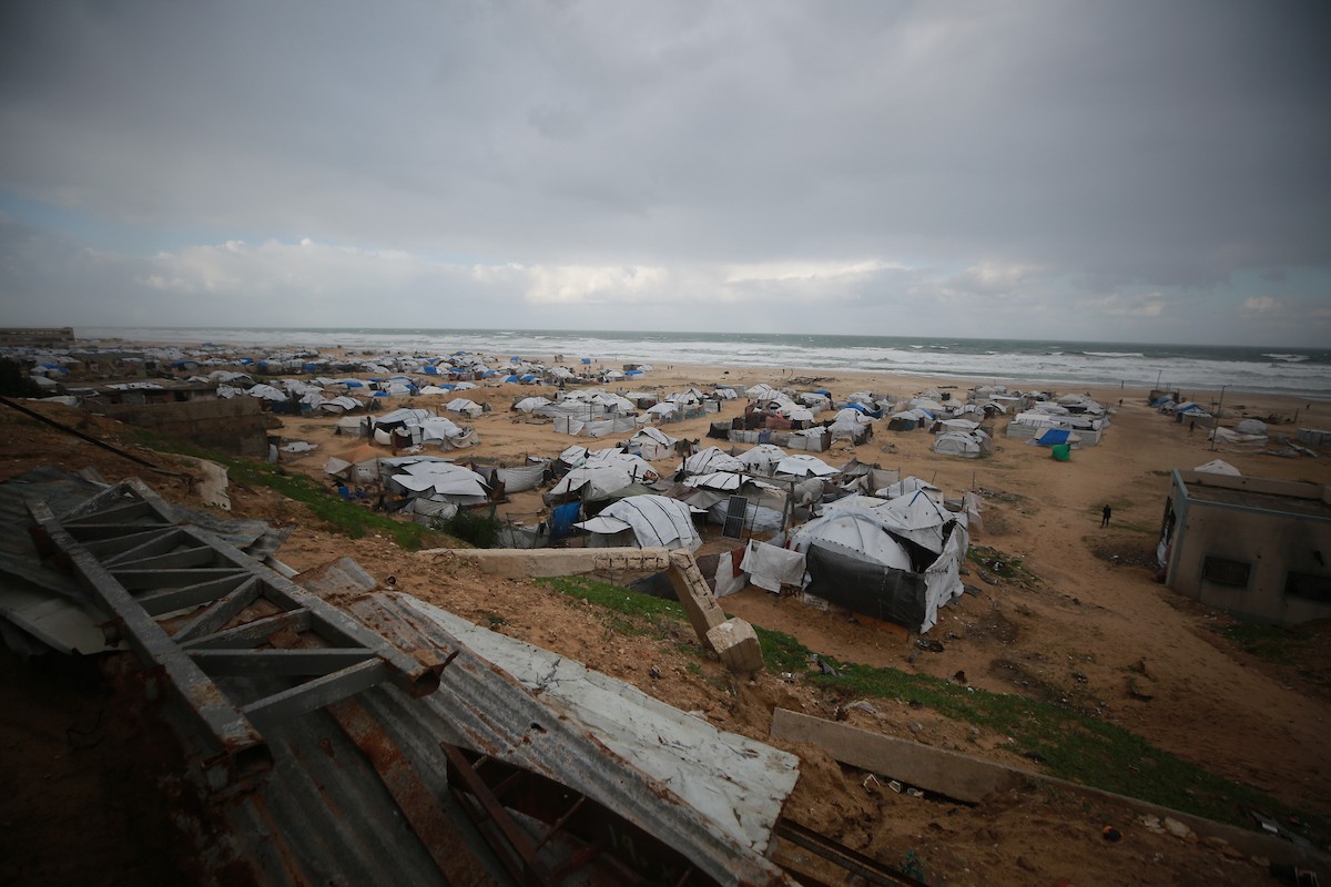 تعيش عائلات فلسطينية نازحة في خيام مهترئة غرب مدينة غزة، 28 ديسمبر/كانون الأول 2025. تصوير: عمر أشتوي