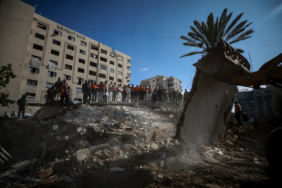 تواصل فرق الدفاع المدني، مستخدمةً آليات مصرية ثقيلة، عمليات البحث للوصول إلى جثث الفلسطينيين الذين سقطوا في هجمات إسرائيلية والمدفونين تحت الأنقاض في مدينة غزة، في 15 ديسمبر/كانون الأول 2025