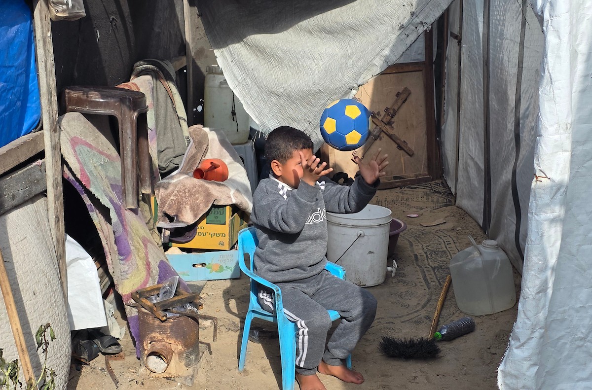 أطفالٌ نجوا من الحرب، تيتموا عن آبائهم وأمهاتهم، يتطلعون إلى عام ٢٠٢٦ بأملٍ كبير، حاملين أحلامًا بسيطة بسلامٍ آمنٍ ودائم، خان يونس، جنوب قطاع غزة، ٣٠ ديسمبر ٢٠٢٥، تصوير: طارق محمد (APA )