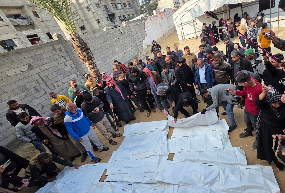 شارك فلسطينيون في جنازة 25 فلسطينياً، بينهم الصحفية هبة العبادلة، الذين فقدوا أرواحهم بعد استهداف منازلهم في غارة جوية إسرائيلية، ثم انتشالهم لاحقاً من تحت الأنقاض، في خان يونس، جنوب قطاع غزة، في 26 ديسمبر/كانون الأول 2025. (صورة: طارق محمد)