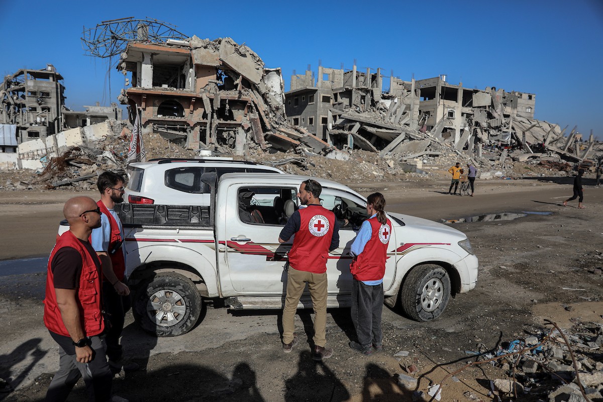 تُجري كتائب القسام واللجنة الدولية للصليب الأحمر ووفد مصري جهود بحث لانتشال جثث أسرى إسرائيليين في جباليا شمال قطاع غزة في الأول من ديسمبر/كانون الأول 2025