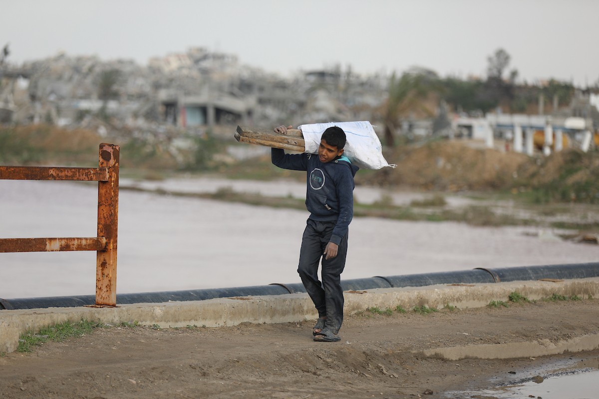 فتح الجيش الإسرائيلي مجرى وادي غزة، مما أدى إلى ارتفاع منسوب المياه إلى مستوى الجسر. وقد فاقم هذا الوضع معاناة العائلات النازحة التي كانت تقيم في خيام بالمنطقة بعد أن فاض الوادي وجرف خيامها، 29 ديسمبر/كانون الأول 2025. صورة: رمزي أبو عامر