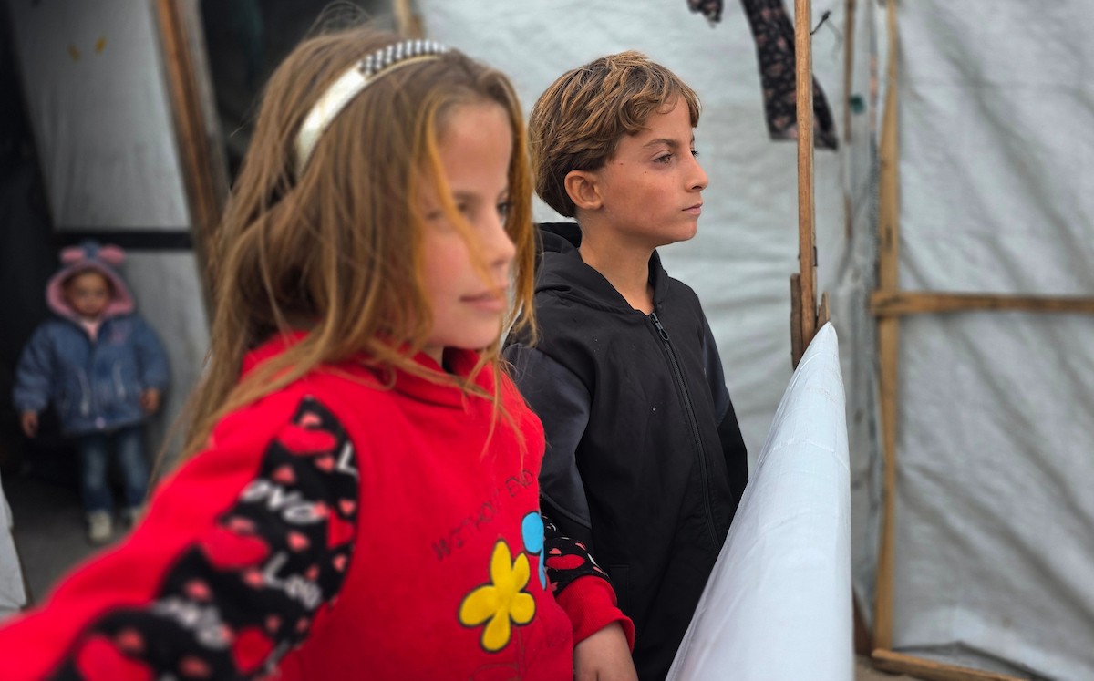 أطفالٌ نجوا من الحرب، تيتموا عن آبائهم وأمهاتهم، يتطلعون إلى عام ٢٠٢٦ بأملٍ كبير، حاملين أحلامًا بسيطة بسلامٍ آمنٍ ودائم، خان يونس، جنوب قطاع غزة، ٣٠ ديسمبر ٢٠٢٥، تصوير: طارق محمد (APA )