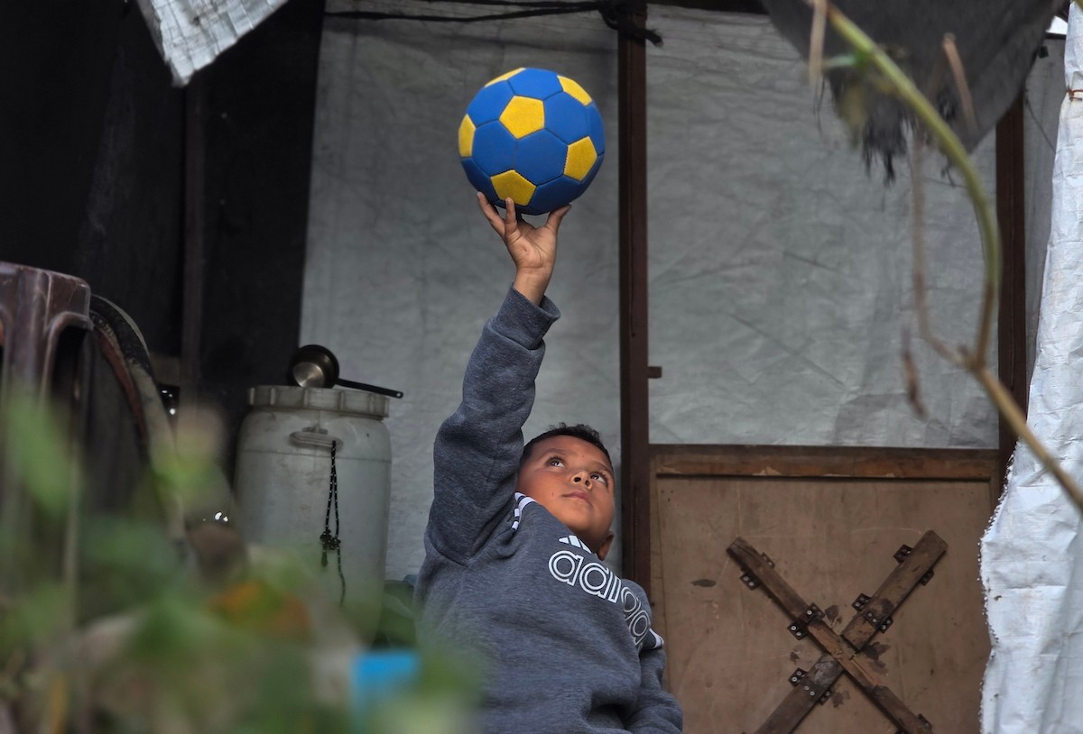 أطفالٌ نجوا من الحرب، تيتموا عن آبائهم وأمهاتهم، يتطلعون إلى عام ٢٠٢٦ بأملٍ كبير، حاملين أحلامًا بسيطة بسلامٍ آمنٍ ودائم، خان يونس، جنوب قطاع غزة، ٣٠ ديسمبر ٢٠٢٥، تصوير: طارق محمد (APA )