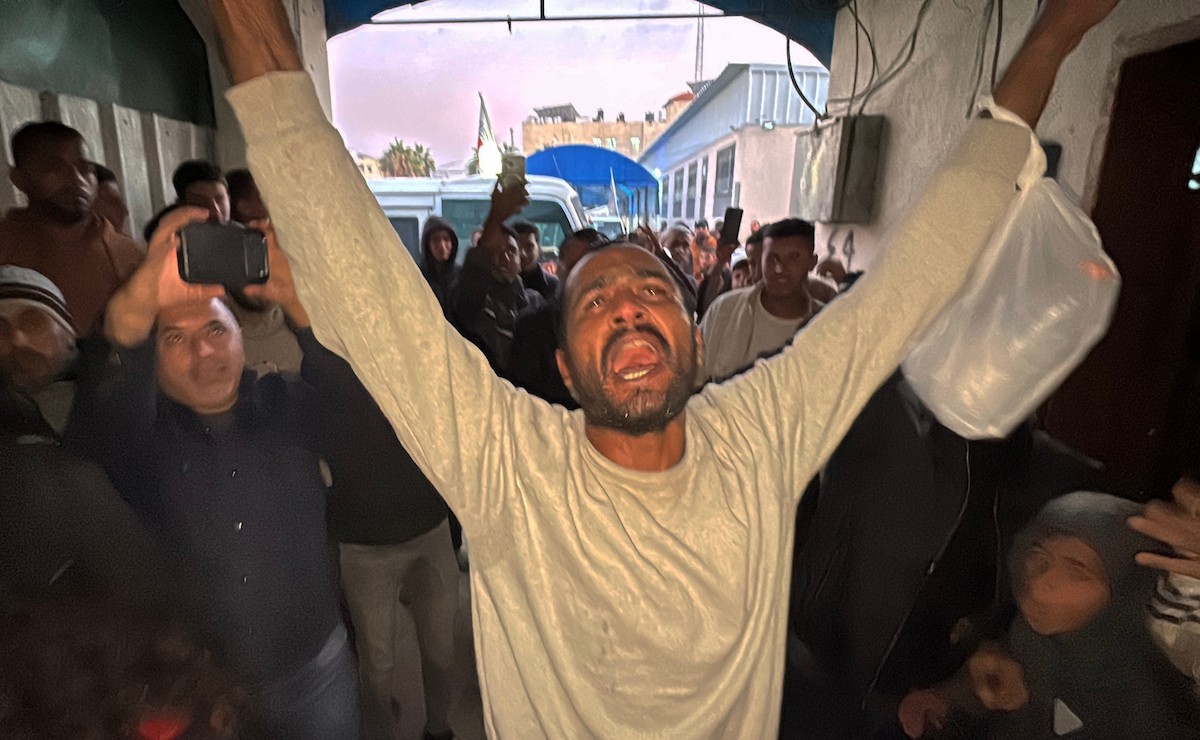 ُنقل أسرى فلسطينيون أُفرج عنهم من قبل الجيش الإسرائيلي إلى مستشفى شهداء الأقصى لإجراء فحوصات طبية، دير البلح، بتاريخ 17 ديسمبر/كانون الأول 2025. (صورة: أحمد إبراهيم/وكالة الأنباء الفلسطينية)