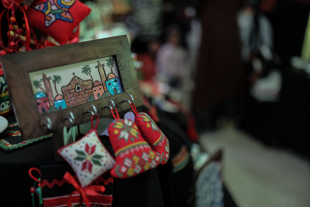 فلسطينيون يحضرون معرضًا يعرض منتجات يدوية من صنع مجموعة من الحرفيين الصم في مدينة غزة