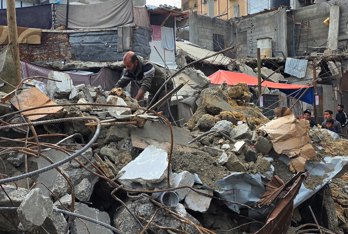 فرق الدفاع المدني تبدأ عمليات البحث عن 55 جثة تحت أنقاض 13 منزلاً دمرها القصف الإسرائيلي في خان يونس، 20 ديسمبر/كانون الأول 2025. صور: طارق محمد/ (APA )