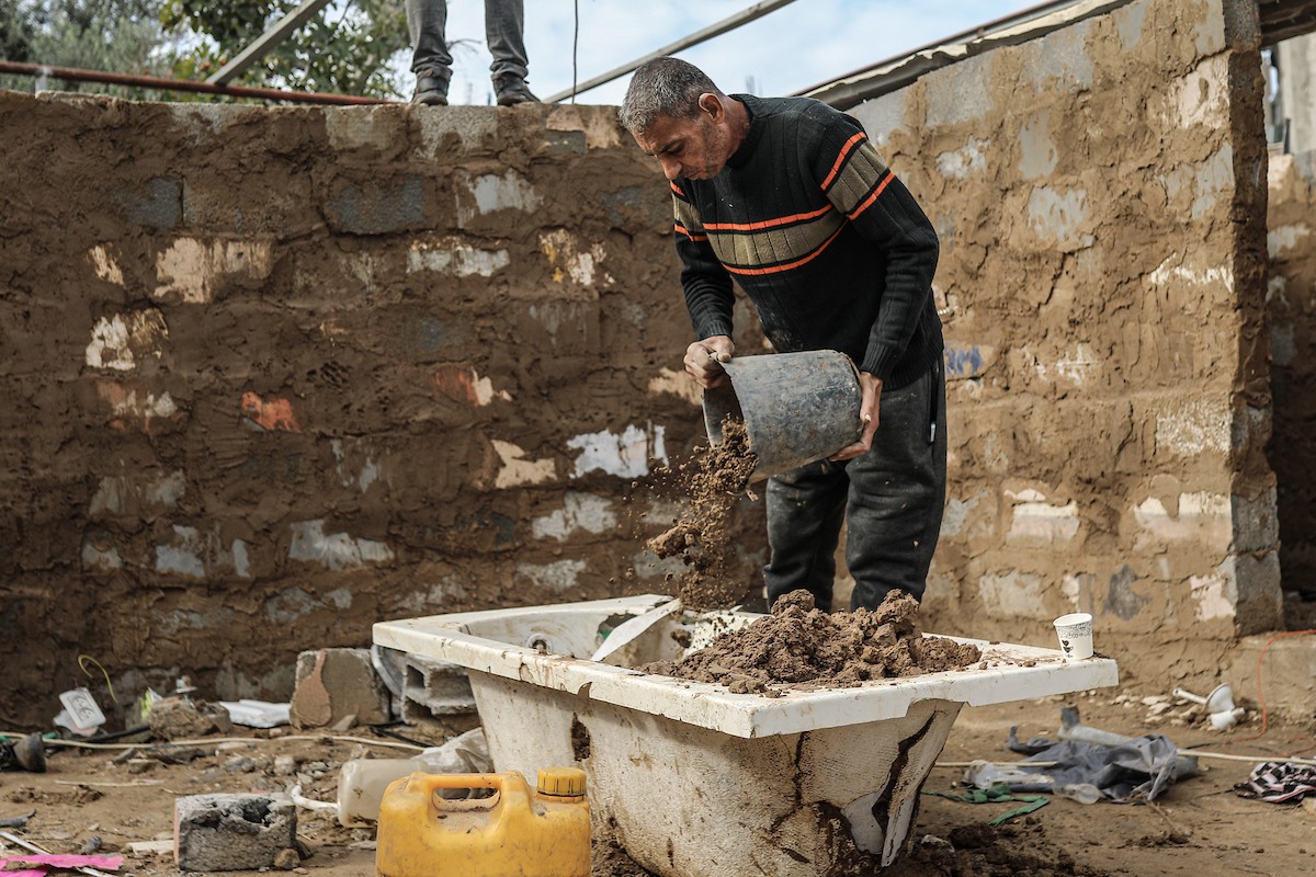 الفلسطيني أحمد المبحوح، مريض سرطان، يبني منزلاً طينياً بيديه في مخيم البريج للاجئين وسط قطاع غزة، 15 ديسمبر/كانون الأول 2025. عدسة: رمزي أبو عامر