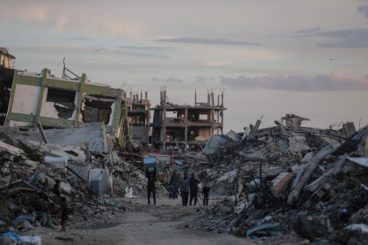 يواصل الفلسطينيون النازحون حياتهم اليومية في ظل ظروف صعبة داخل خيام النزوح المنتشرة وسط الدمار في حي الزيتون، جنوب شرق مدينة غزة، في 9 ديسمبر/كانون الأول 2025. تصوير: عمر أشتوي