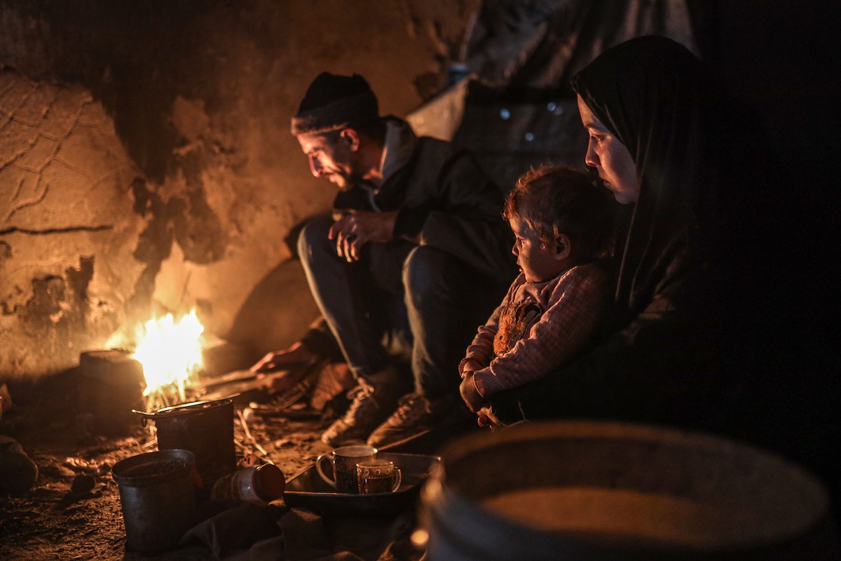 عائلات نازحة تتجمع حول النار للتدفئة في مدينة غزة في ظل الأجواء الباردة، 30 ديسمبر/كانون الأول 2025. تصوير: عمر أشتوي