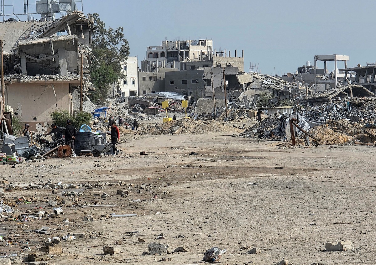 الجيش الإسرائيلي يعيد وضع الكتل الخرسانية الصفراء المُستخدمة لترسيم خط الانسحاب المؤقت داخل قطاع غزة، في بلدة بني سهيلة شرق خان يونس . تصوير: طارق محمد