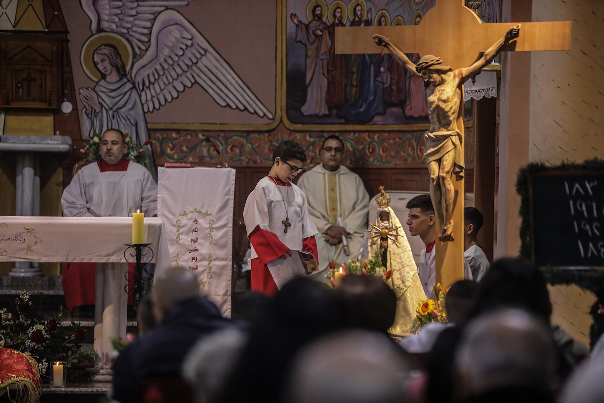 مسيحيون فلسطينيون يحضرون قداس عيد الميلاد في الدير اللاتيني بمدينة غزة في 24 ديسمبر/كانون الأول 2025. صورة: عمر أشتوي