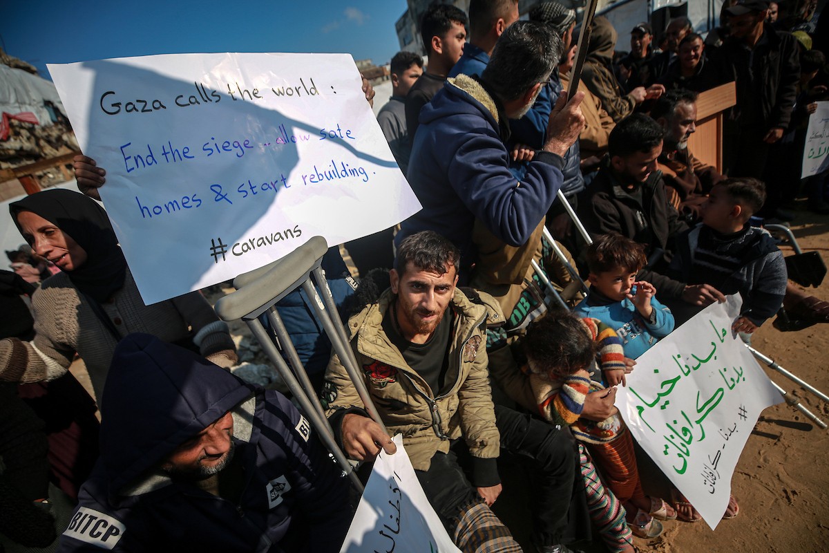 وقفة احتجاجية في غزة تطالب بتسريع جهود إعادة الإعمار وإدخال بيوت متنقلة بدلاً من الخيام التي لا تصلح للسكن في ظلّ موجة المنخفض الجوي التي تؤثر على قطاع غزة، 17 ديسمبر/كانون الأول 2025.صور: عمر أشتوي