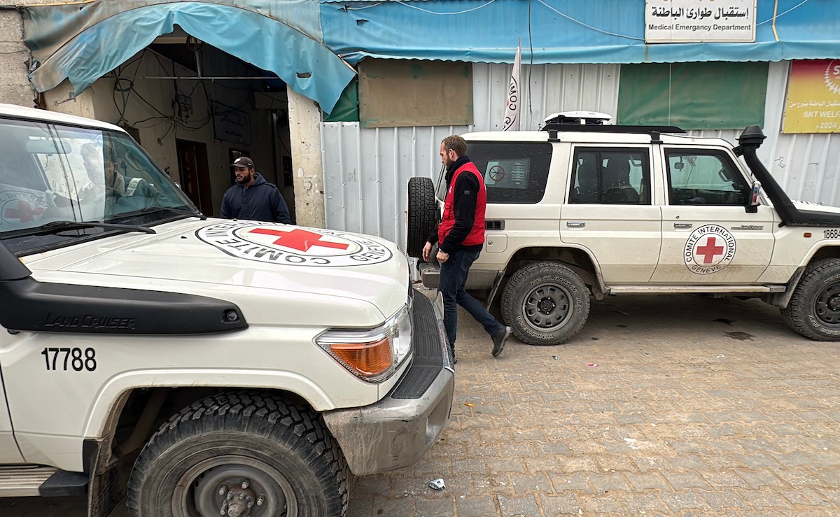 نقل أسرى فلسطينيين أفرج عنهم الجيش الإسرائيلي بواسطة سيارات تابعة للصليب الأحمر إلى مستشفى شهداء الأقصى لإجراء فحوصات طبية في دير البلح، وسط قطاع غزة، بتاريخ 28 ديسمبر/كانون الأول 2025. تصوير: أحمد إبراهيم