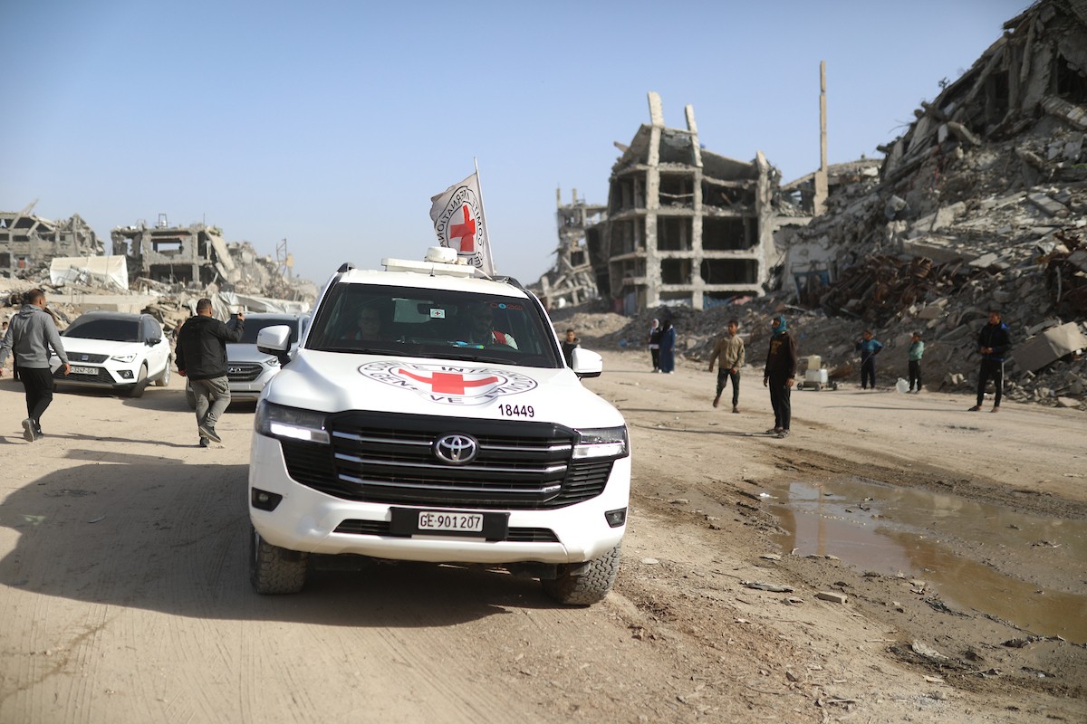 فرق من كتائب القسام ومسؤولون من الصليب الأحمر إلى جانب آليات ثقيلة تابعة لمصر،تجري عمليات بحث في حي الزيتون بمدينة غزة، لاستعادة جثة إسرائيلي في 8 ديسمبر/كانون الأول 2025. تصوير: عمر أشتوي