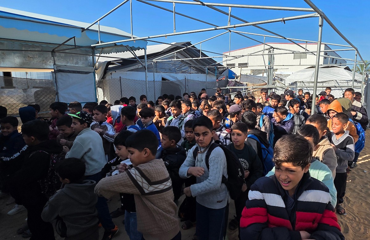 يدرس الطلاب داخل 