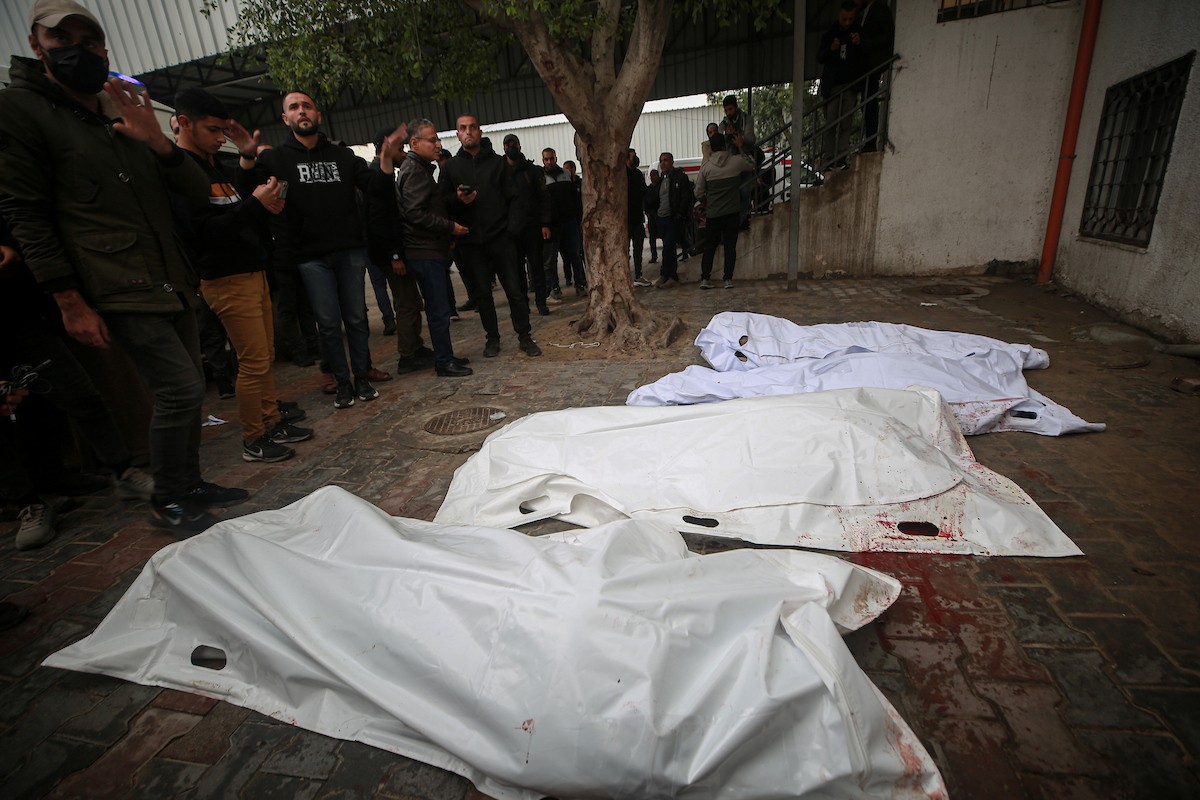 وصول عدد من الجثامين إلى مستشفى الشفاء في غزة عقب غارة جوية إسرائيلية استهدفت سيارة غرب مدينة غزة، في 13 ديسمبر/كانون الأول 2025.صور: عمر أشتوي