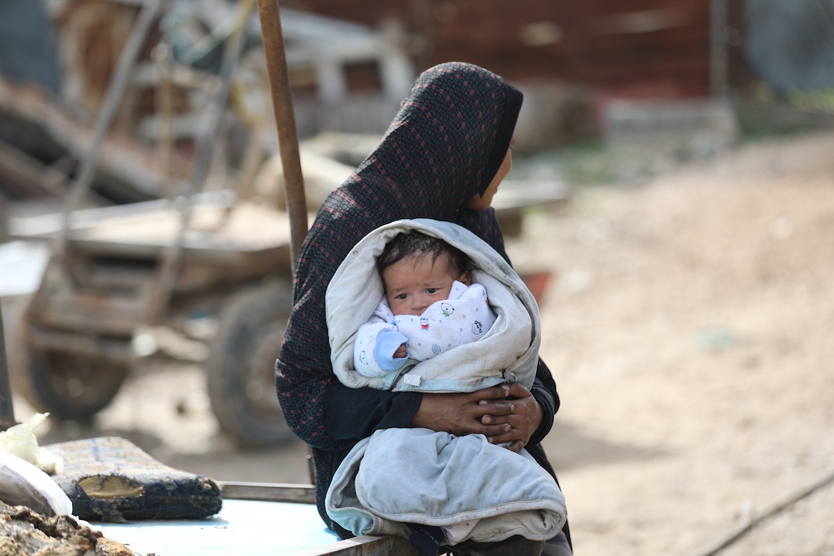 فتح الجيش الإسرائيلي مجرى وادي غزة، مما أدى إلى ارتفاع منسوب المياه إلى مستوى الجسر. وقد فاقم هذا الوضع معاناة العائلات النازحة التي كانت تقيم في خيام بالمنطقة بعد أن فاض الوادي وجرف خيامها، 29 ديسمبر/كانون الأول 2025. صورة: رمزي أبو عامر