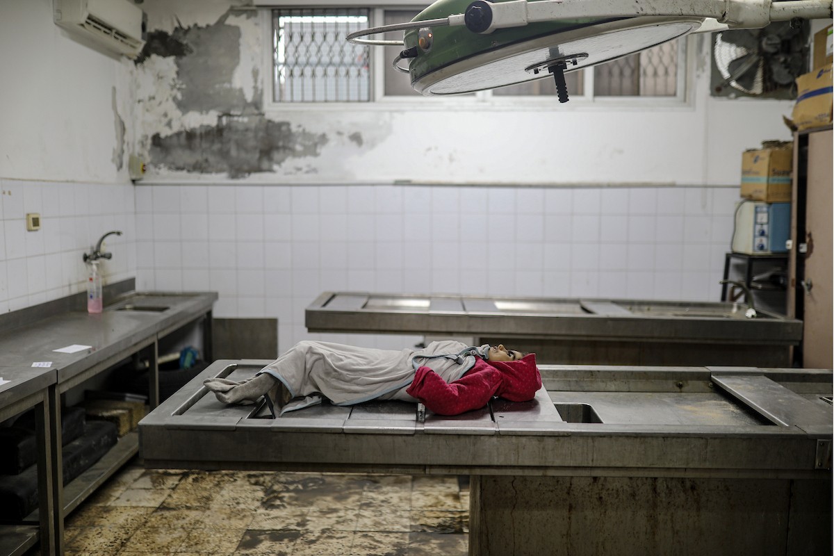 شُيّع الفلسطينيون جثامين عدد من الضحايا الذين سقطوا جراء انهيار مبانٍ متداعية بفعل الأمطار الغزيرة في مدينة غزة.تصوير: عمر أشتوي