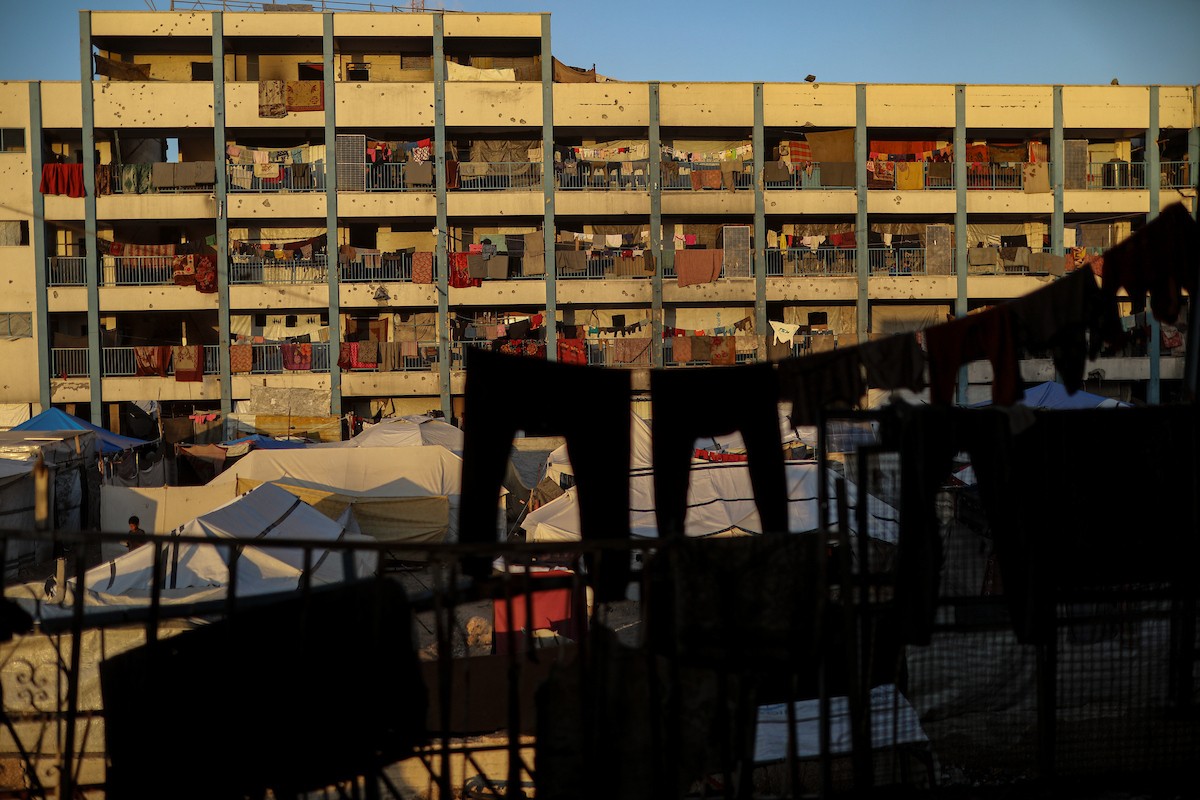 يواصل الفلسطينيون حياتهم اليومية في ظل ظروف صعبة في مدارس الأونروا بمدينة غزة في الأول من ديسمبر/كانون الأول 2025