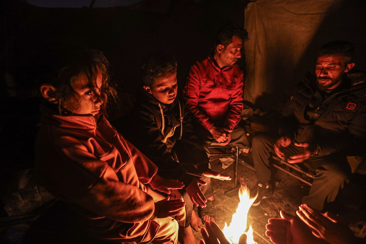 عائلات نازحة تتجمع حول النار للتدفئة في مدينة غزة في ظل الأجواء الباردة، 30 ديسمبر/كانون الأول 2025. تصوير: عمر أشتوي